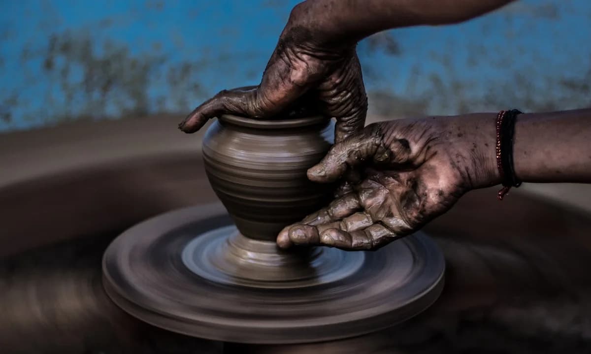 Técnicas de modelagem manual em cerâmica: guia para criar sem torno